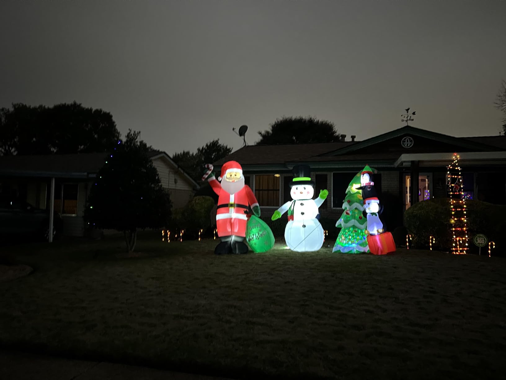 8 FT Christmas Inflatable Santa Claus with Candy and Big Gift Bag Outdoor Decor, Blow Up IP44 Weatherproof Xmas Decorations for Yard, Built-in LED Light for Gardern Lawn Indoor Winter Holiday customer photo 1