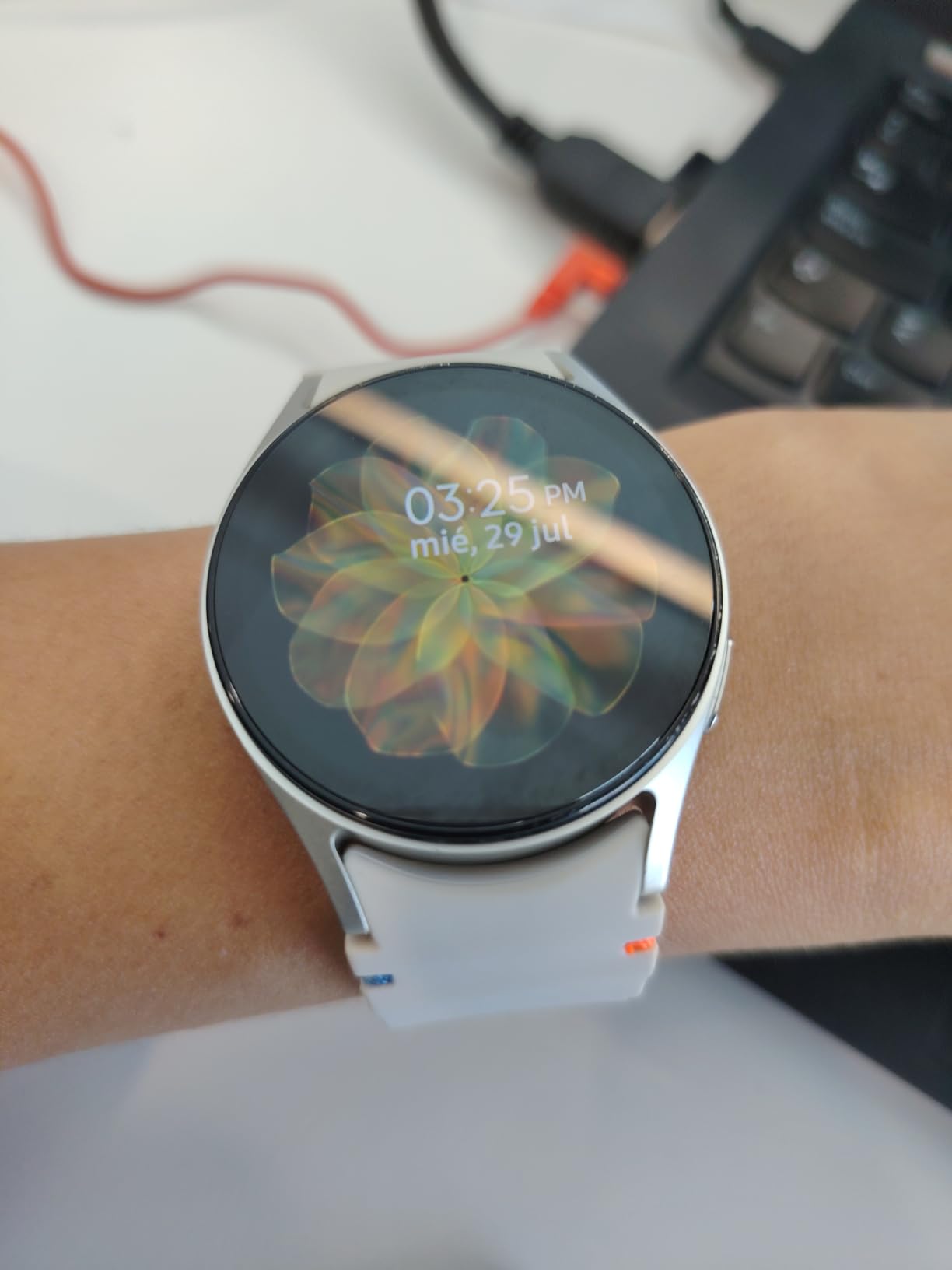 SAMSUNG Galaxy Watch 7 40mm Bluetooth AI Smartwatch w/Energy Score, Wellness Tips, Heart Rate Tracking, Sleep Monitor, Fitness Tracker, 2024, SM-L300NZECXAA Cream (Renewed) customer photo 1