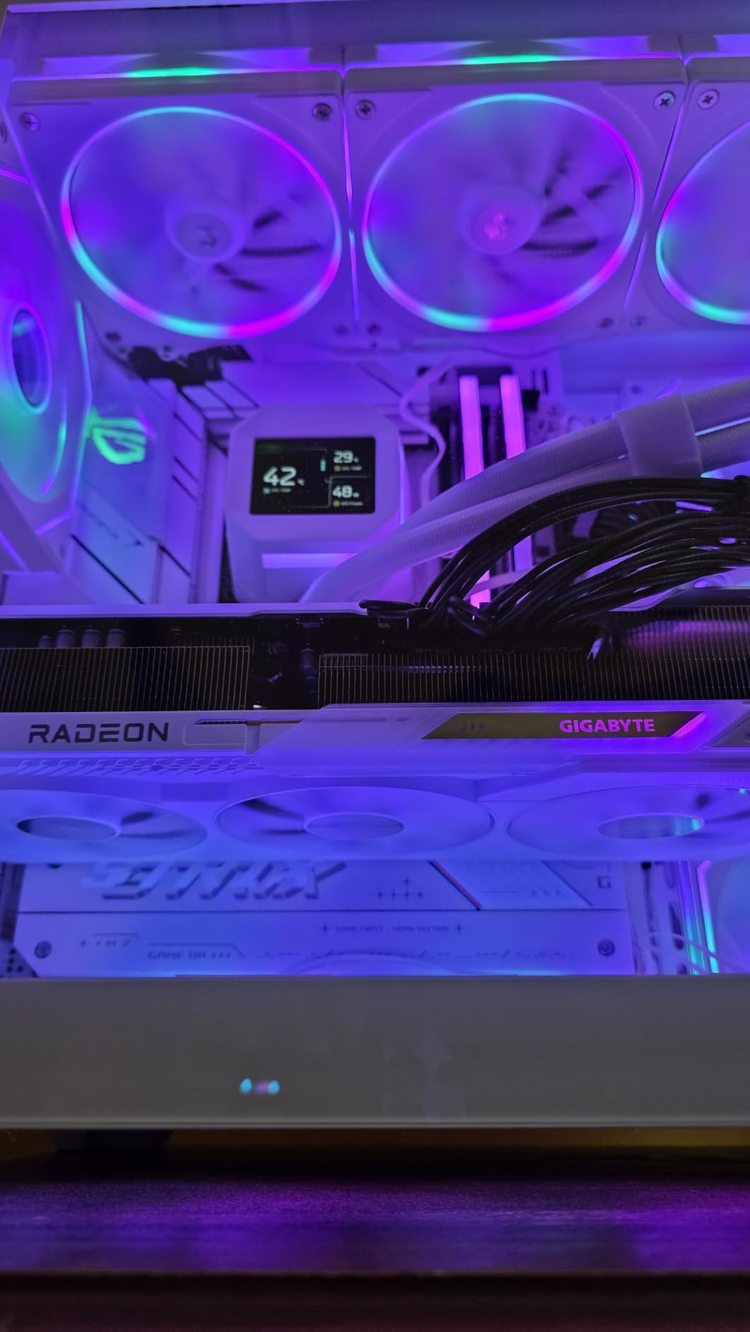 GIGABYTE Radeon RX 9070 XT Gaming OC 16G Graphics Card, PCIe 5.0, 16GB GDDR6, GV-R9070XTGAMING OC-16GD Video Card customer photo 2