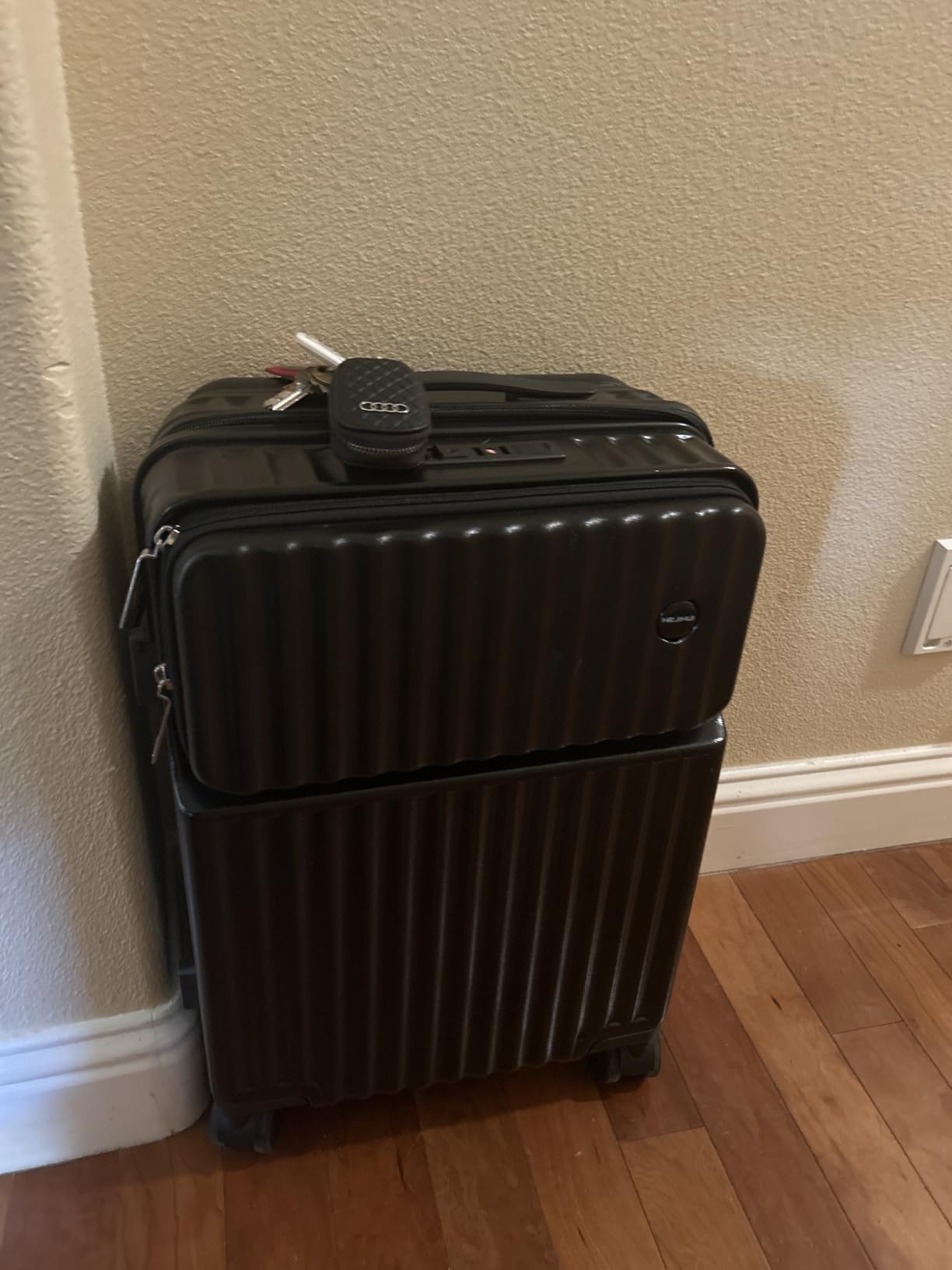 Carry on suitcase Zipperless Luggage,Polycarbonate Aluminum Hard Shell, Expandable Carry-On Suitcase with Spinner Wheels, 20 Inch Cabin customer photo 1