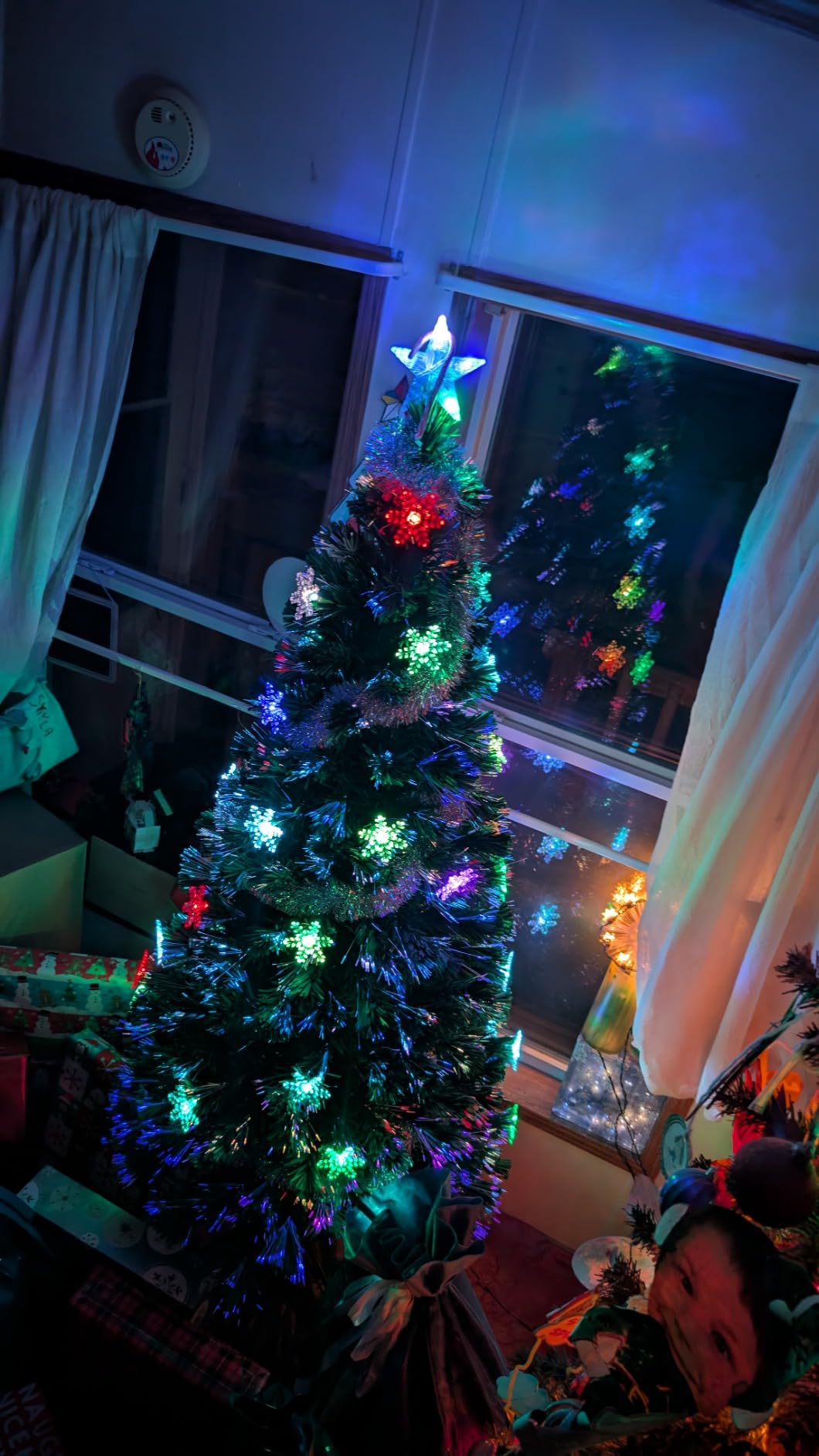Juegoal 3 ft Pre-Lit Green Artificial Christmas Tree, Lighted Optical Fiber Table Mini Xmas Trees with Color Changing Lights, Snowflakes & Top Star, Fake Multicolored Tree for Festive Party Holiday customer photo 2